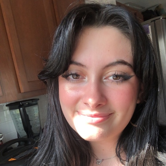 Meet your Posher, Sarah - Picture 1 of 2